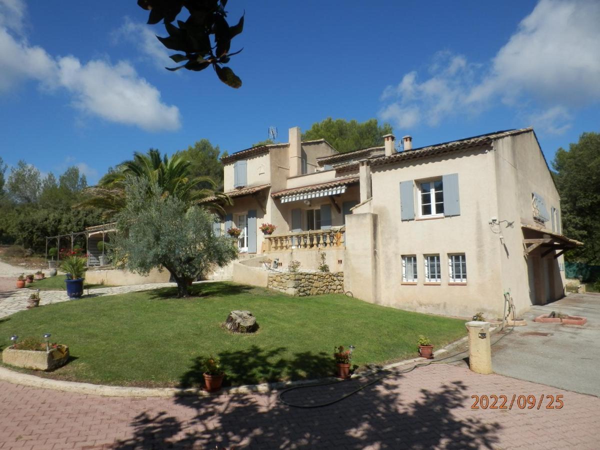 Mas les vieux chênes Lambesc Exterior foto